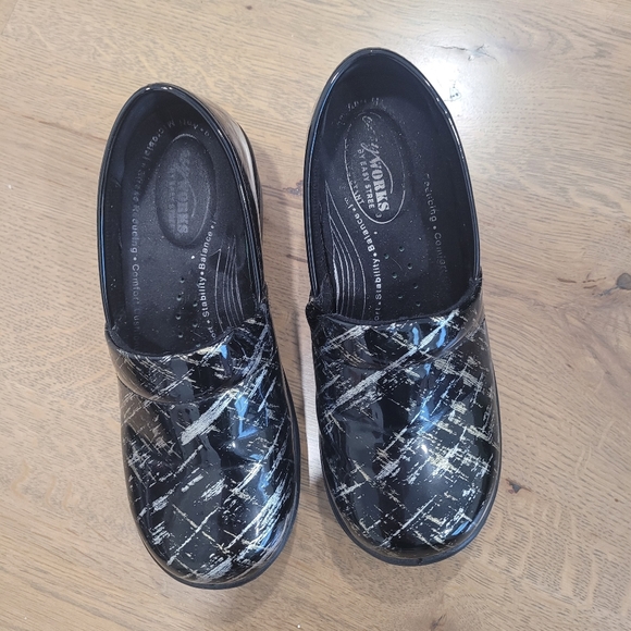 Easy Works by Easy Street 5Easy Works by Easy Street Women's Laurie Clog - Picture 1 of 5